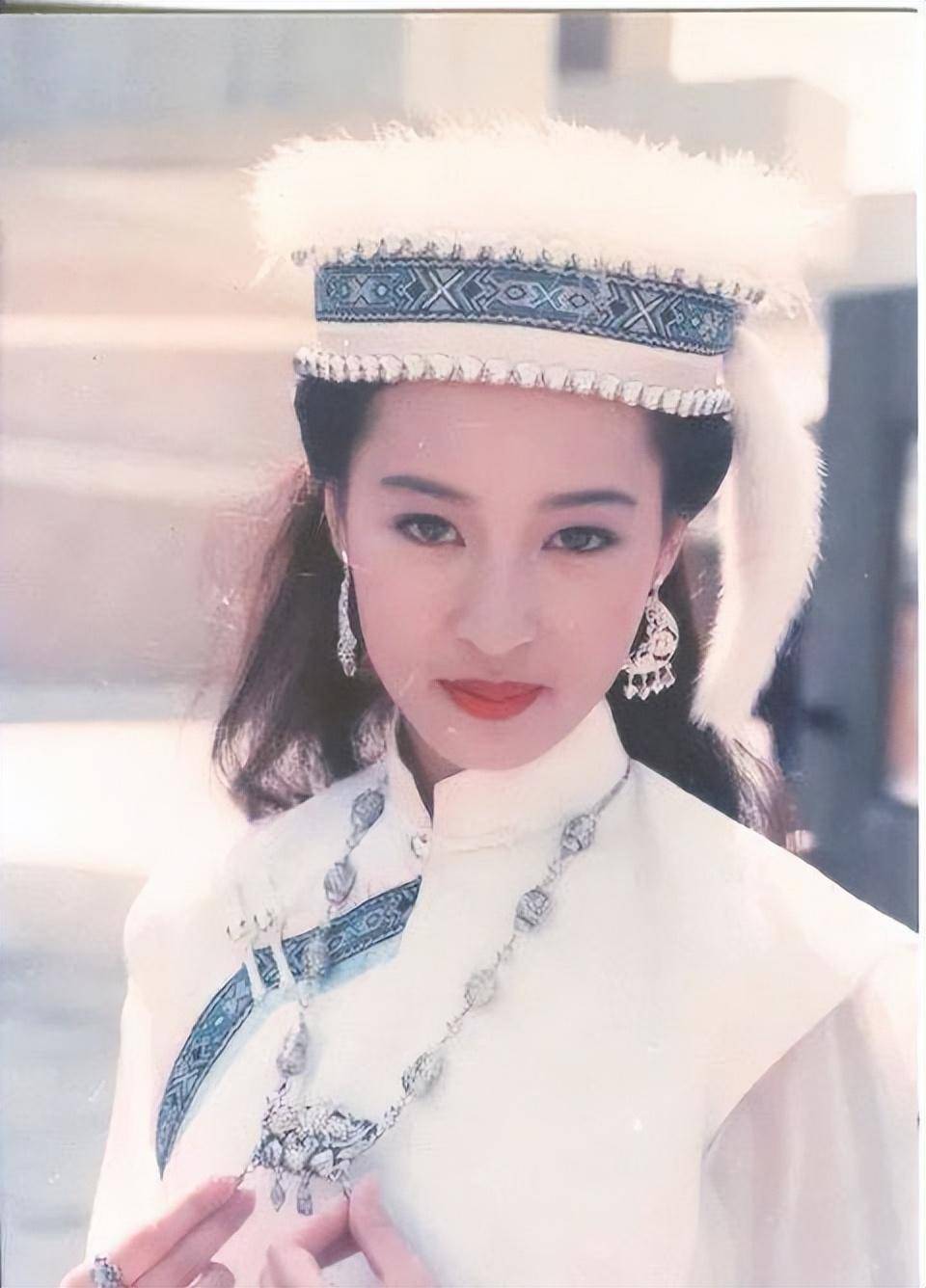 嫁给富商15年无儿无女54岁被宠成公主j